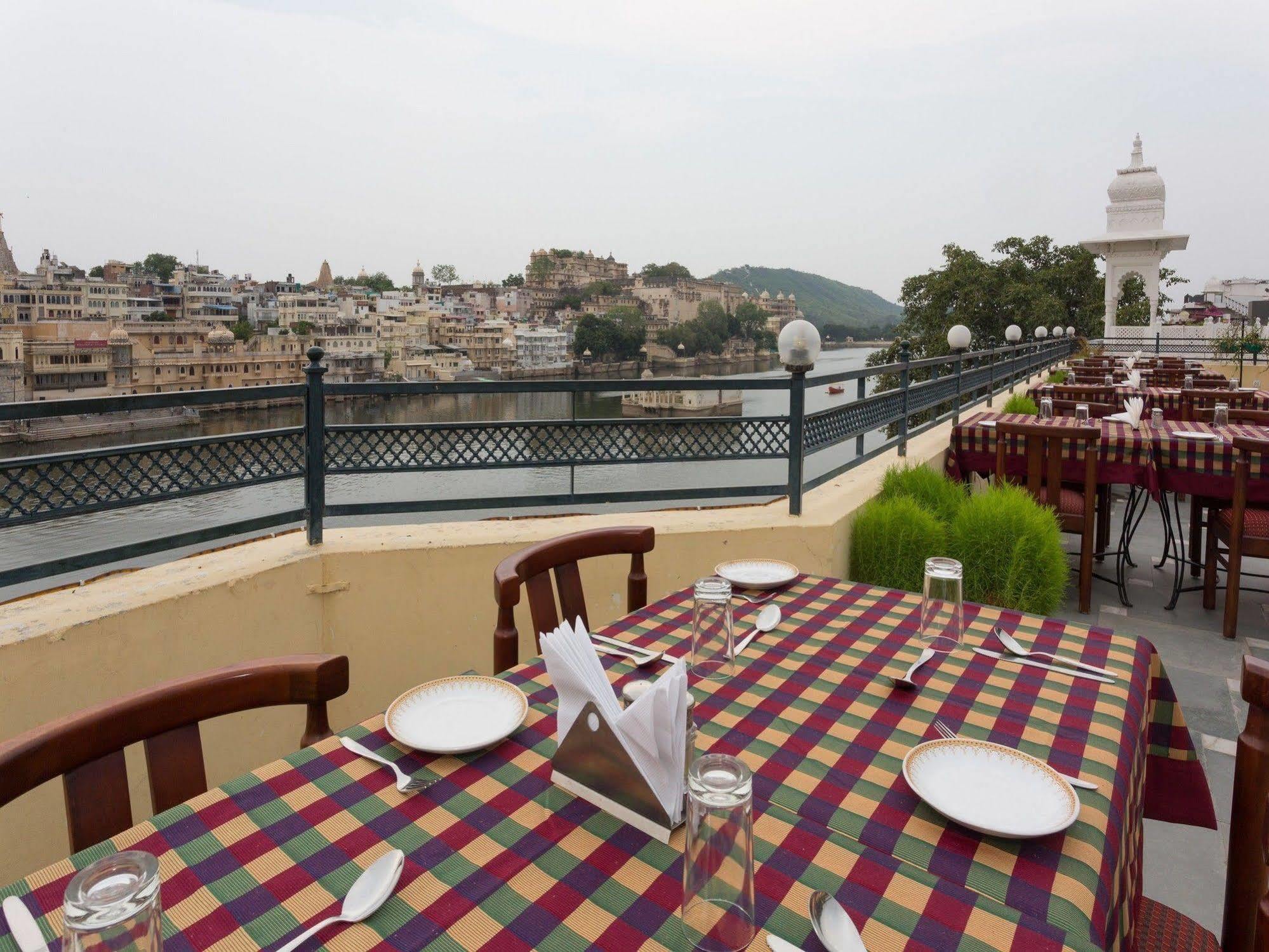 Sarovar - Lake Facing Boutique Hotel On Lake Pichola Udaipur Bagian luar foto