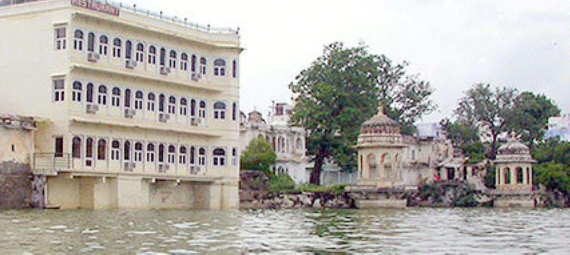 Sarovar - Lake Facing Boutique Hotel On Lake Pichola Udaipur Bagian luar foto