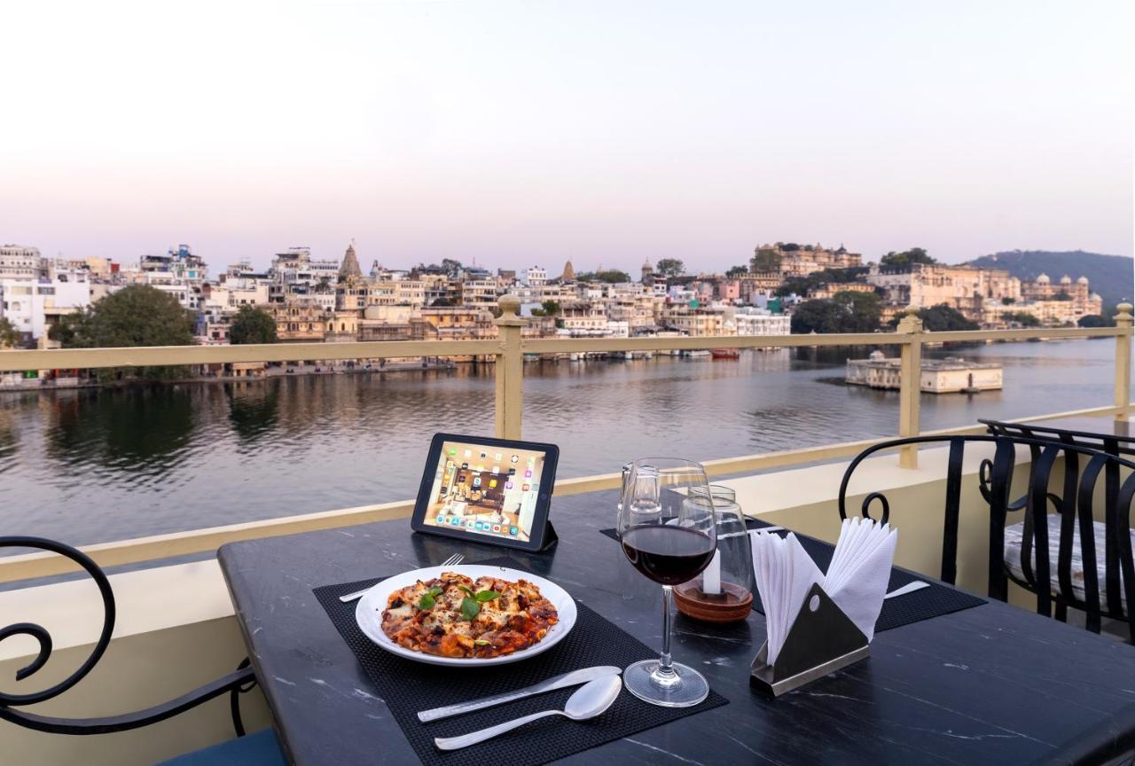 Sarovar - Lake Facing Boutique Hotel On Lake Pichola Udaipur Bagian luar foto